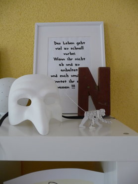 Maske, Holzbuchstabe