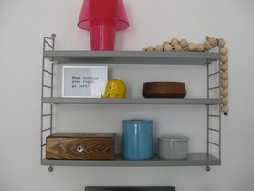 String Regal in hellgrau