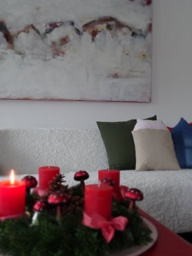 die erste Kerze brennt...