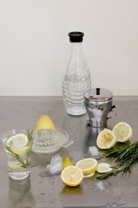 Zitronenlimonade mit Rosmarin, Thymian oder Gurken