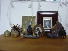 Eine kleine Sammlung auf der Schlafzimmerkommode