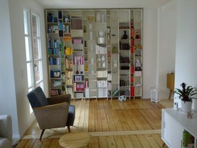 Die Bücher- und Krimskramwand