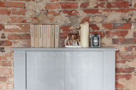 Der schöne graue Schrank