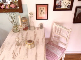 zierlicher sehr alter Shabby Chic Stuhl