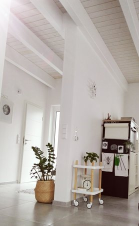 Weitsicht in den Eingangsbereich und Küche 