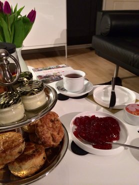 Scones, Clotted Cream und Tee