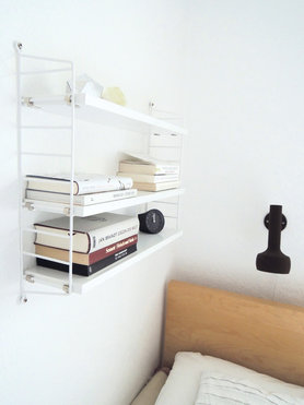 String Regal im Schlafzimmer