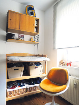 String-Regal über dem Wickeltisch