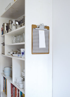 Küchenregal mit Einkaufszettel