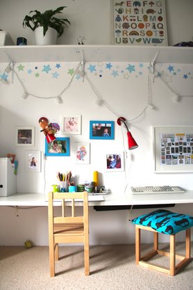 Belas Zimmer (Schreibtischwand)