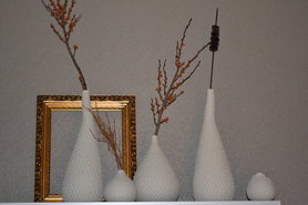 Weiße Vasen mit Ilex-Zweigen