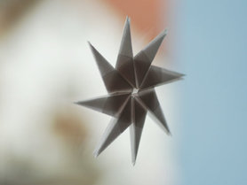 Sterne basteln beim Telefonieren