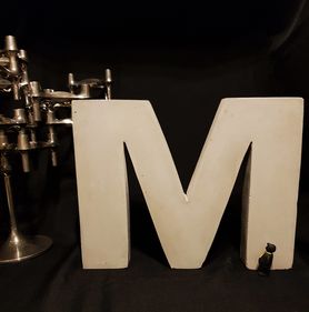 Probedurchlauf Betonbuchstabe.
Aus Pappe habe