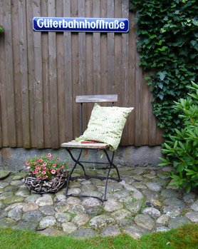 Alter Gartenstuhl vs Eames Plastic Side Chair