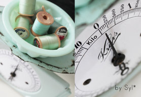 Antike Krupswaage und vintage Holzspulen aus USA