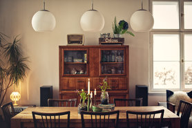 Esstisch mit Nest-Deko