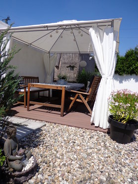 Sitzplatz unterm Pavillon