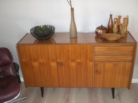 Sideboard plus Holzvasen Sammlung