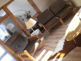 70iger Ledersessel und Zweisitzer mit Holzgestell plus Vintagelampe