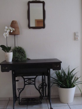 Unser Flur, dekoriert mit der 2. alten Nähmaschine