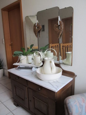 Unser ant. Waschtisch bzw. Frisierkommode mit div. alten Gegenständen
