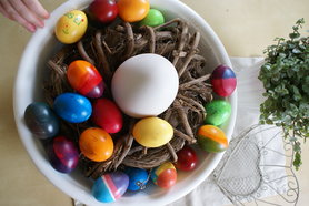Frohe Ostereierfärberei
