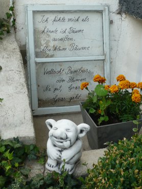 Hab ne neue Gartenfigur im Eingangsbereich