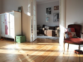 Blick vom Spiel-/Lese/Tobezimmer ins Wohnzimmer