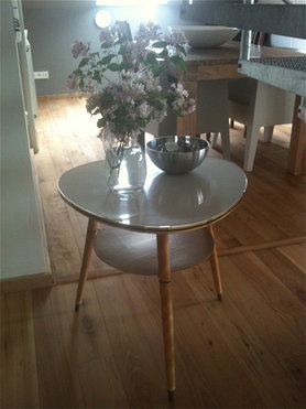 Blütenzweige auf Oma's Tischchen