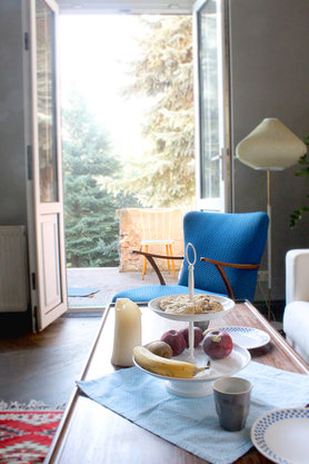 Der Blick aus dem Wohnzimmer zur Terasse