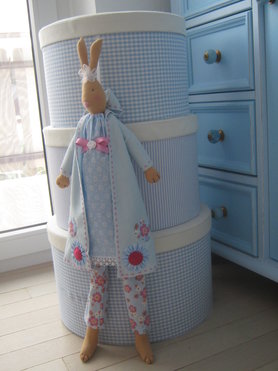 blaue Boxen mit Hase