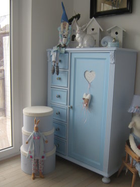 hellblaue Kommode