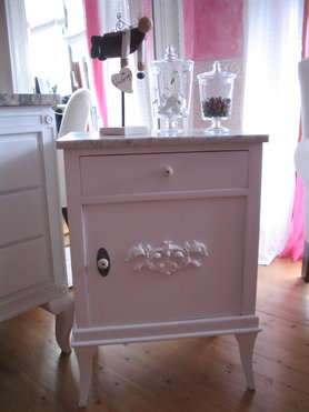 kleine antike Kommode