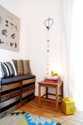 Eine Bank aus Weinkisten