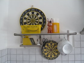 Küchenregal in gelb-schwarz