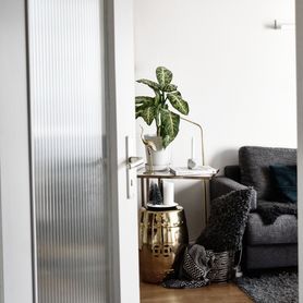 Goldene Akzente im Wohnzimmer 