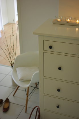 Kerzen auf der Kommode