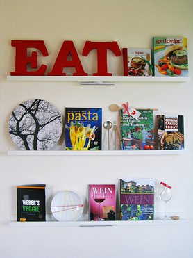 Bücherwand im Esszimmer