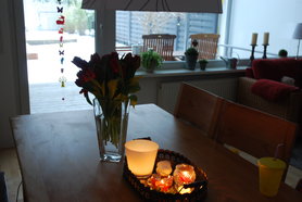 Tulpenvase mit dänischem Schnick Schnack