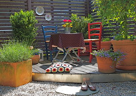 Porzellan am Gartenzaun