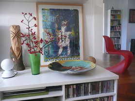 Der Neue hält sich dezent im Hintergrund...