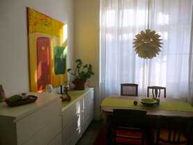 Flur mit Essplatz für viele Gäste