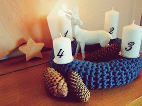 Adventskranz in petrol aus Zpagetti-Garn