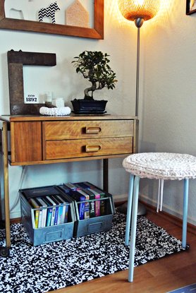 Umhäkelter Ikea-Hocker und Häkelteppich