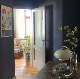 Ein dunkelblauer Flur scheint