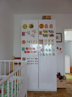 Ikea Pax-Schrank mit Tapetenaufklebern im Kinderzimmer 2