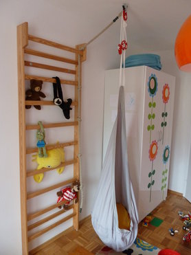 Sprossenwand und Hängesessel im Kinderzimmer 1