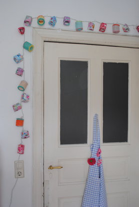 süße Lichterkette über der Tür