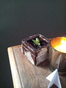 Kind(el) im Kerzenhalter