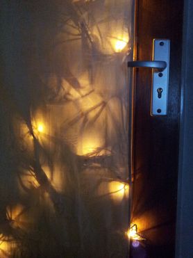 Glastür mit Lichterkette 